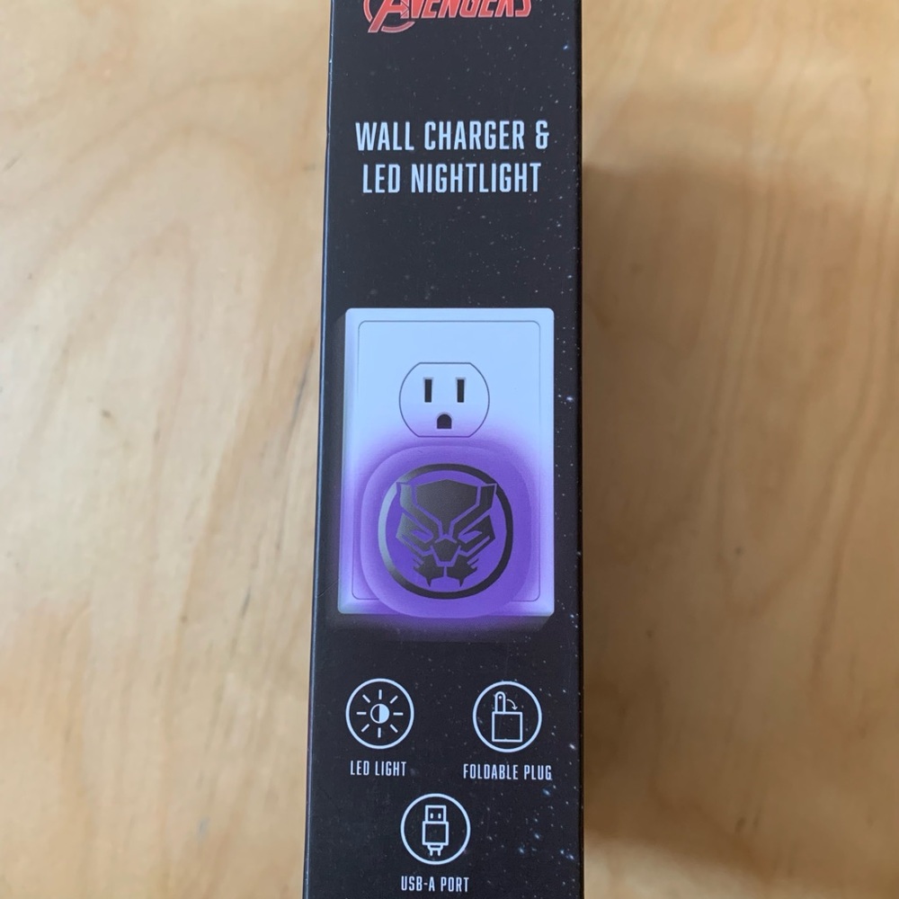 🖤5/$ 20- Marvel Avengers Wall Charger & LED Nightlight
USB-A Port, foldable plug - Picture 3 of 4